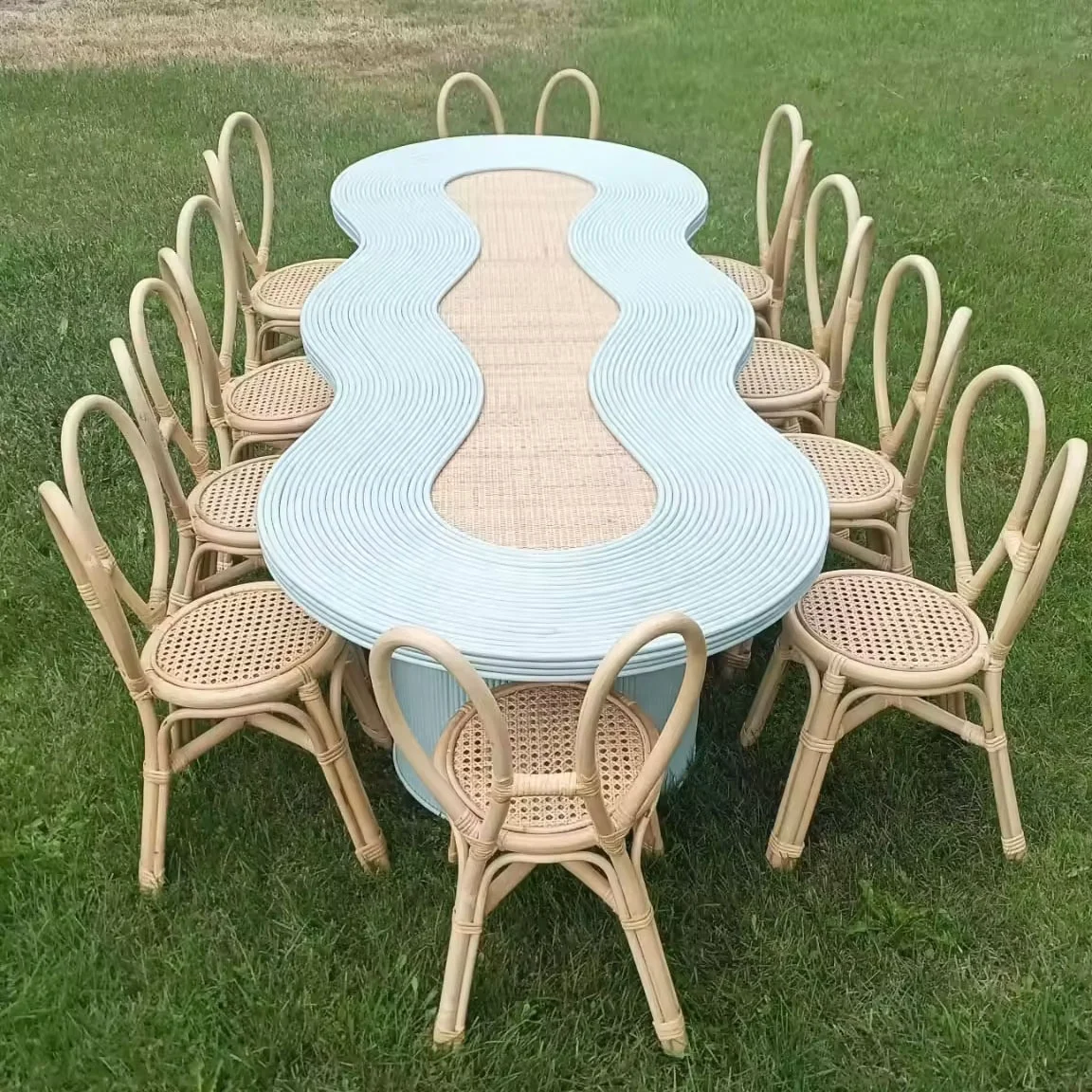 io-パステルブルーの波状ラタン製ダイニングテーブル、子供向 - Kids Outdoor Dining Table のレビューと価格