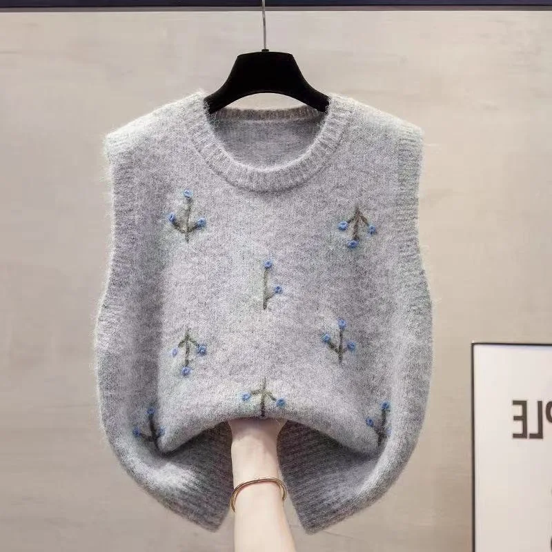 

Autumn and Winter Korean Embroidered Sweater Vest with a Sense of Atmosphere Age Reducing Soft and Sticky Knitted Vest