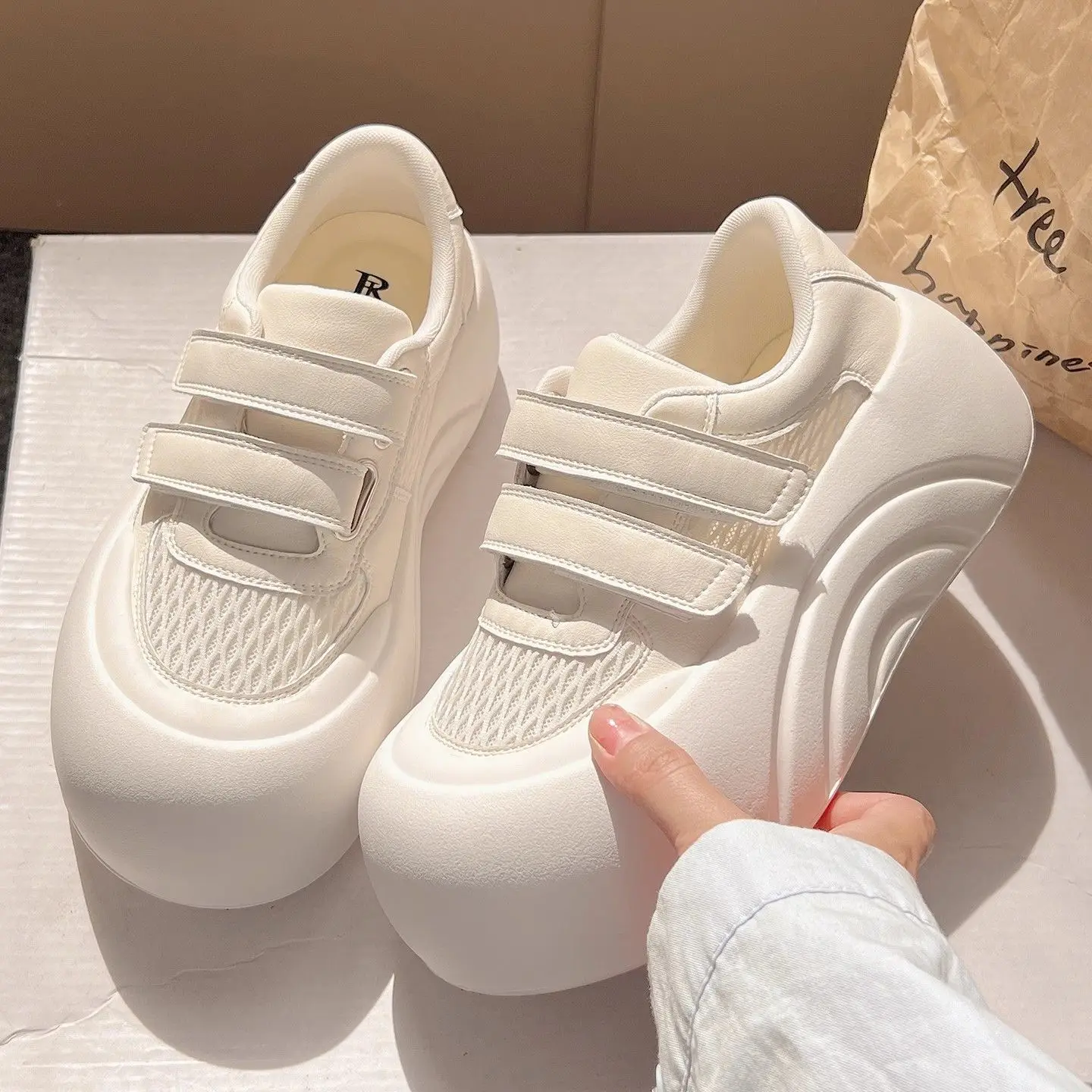 2025 صيف جديد المرأة سميكة وحيد شبكة تنفس أحذية رياضية تنوعا حذاء كاجوال للارتداء اليومي تصميم عصري الأحذية