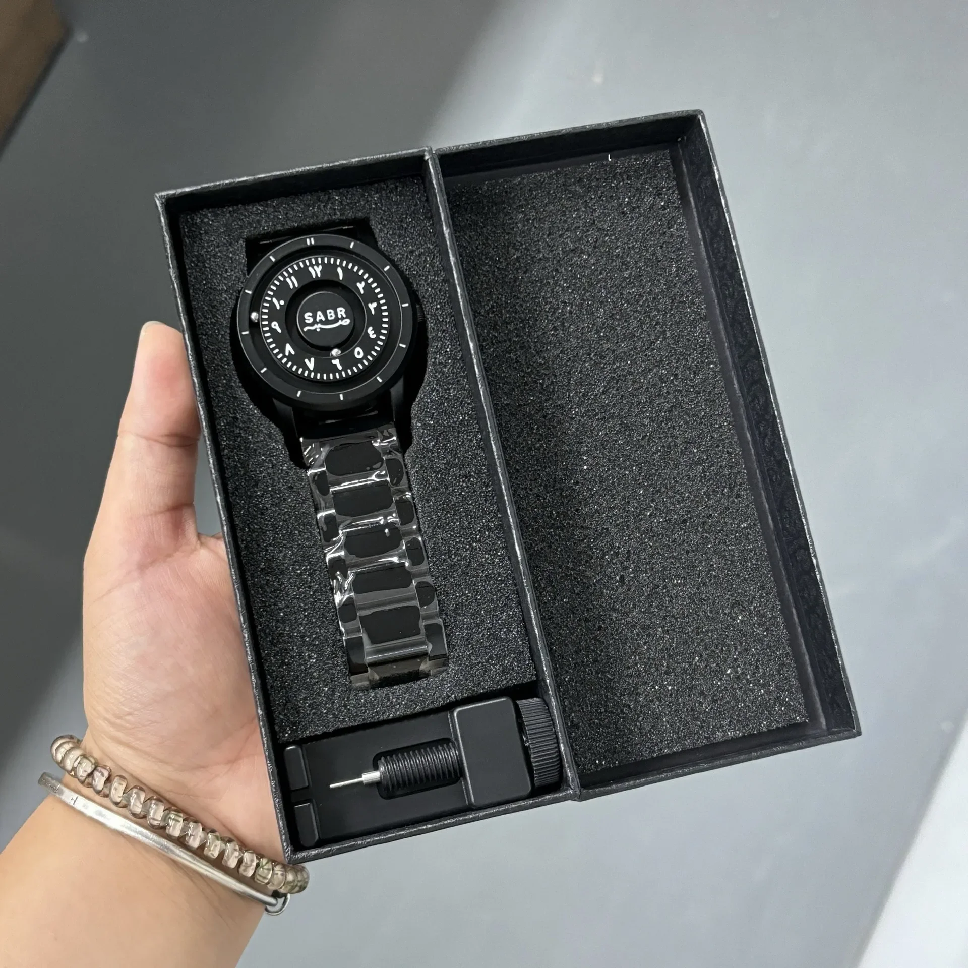 2025 SABR Men's Arabic Numerals Watch Magnetic Beads Pointer Non-Reflective Black Matte Dial Quartz Movement Stainless Steel