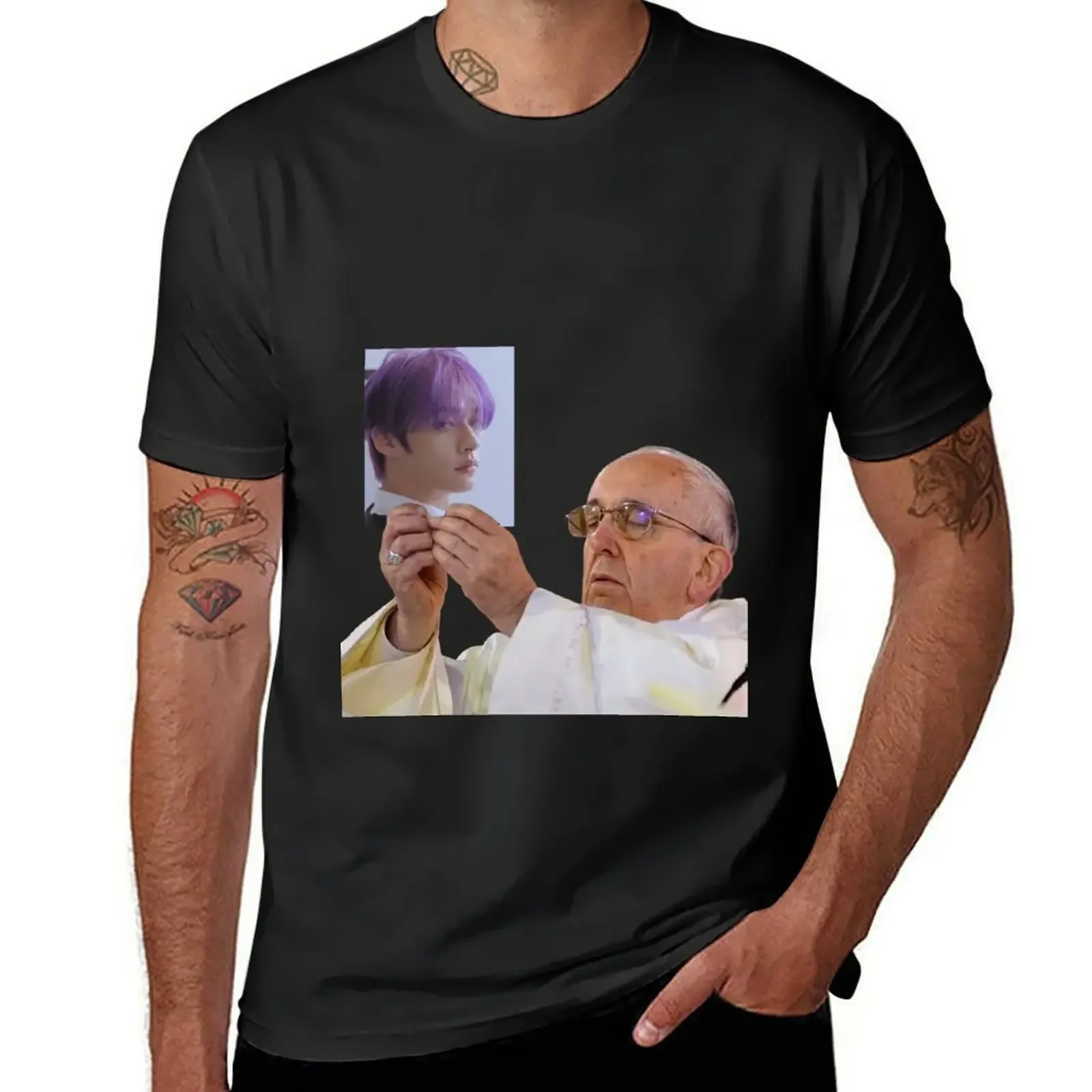 pope holding lee know T-Shirt kawaii clothes vintage clothes plus size clothes men tshirt