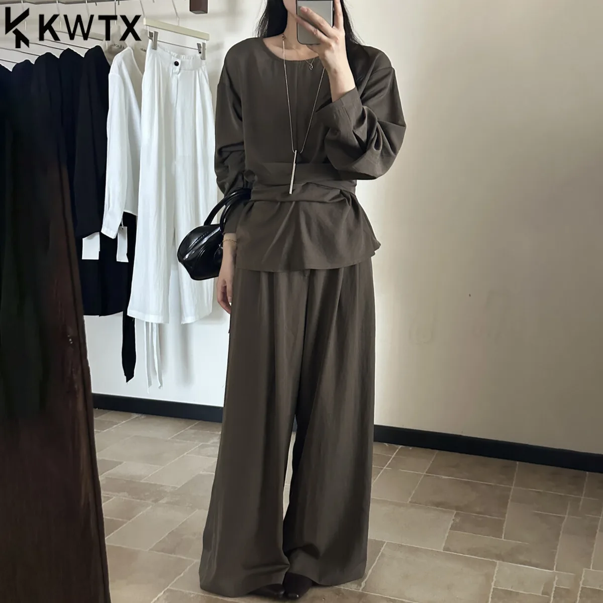 

KWTX 2025 Модный женский комплект блузки и брюк с завязками по бокам — однотонный минималистичный наряд, элегантный комфорт, офисная одежда, повседневный шик