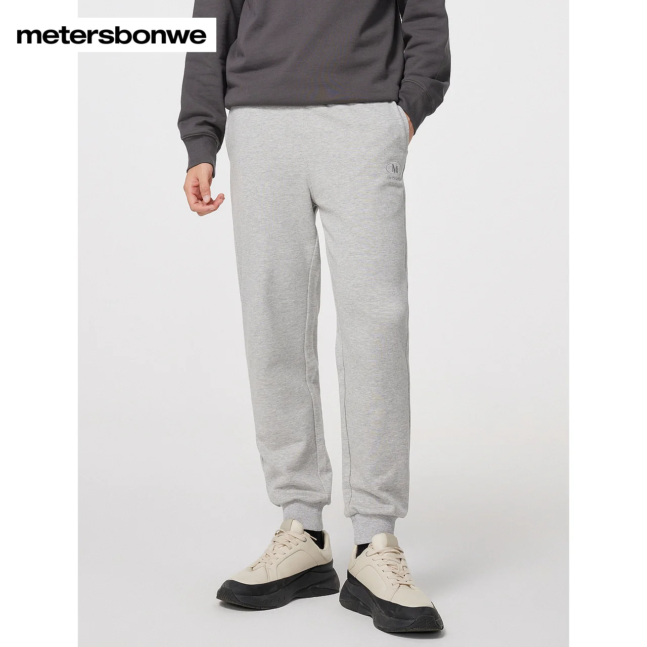 

Metersbonwe-Men Women's 100%Cotton Relaxed Tapered Trousers Double Side Pockets Embroidery Logo Pants Sport Casual Jogger Spring