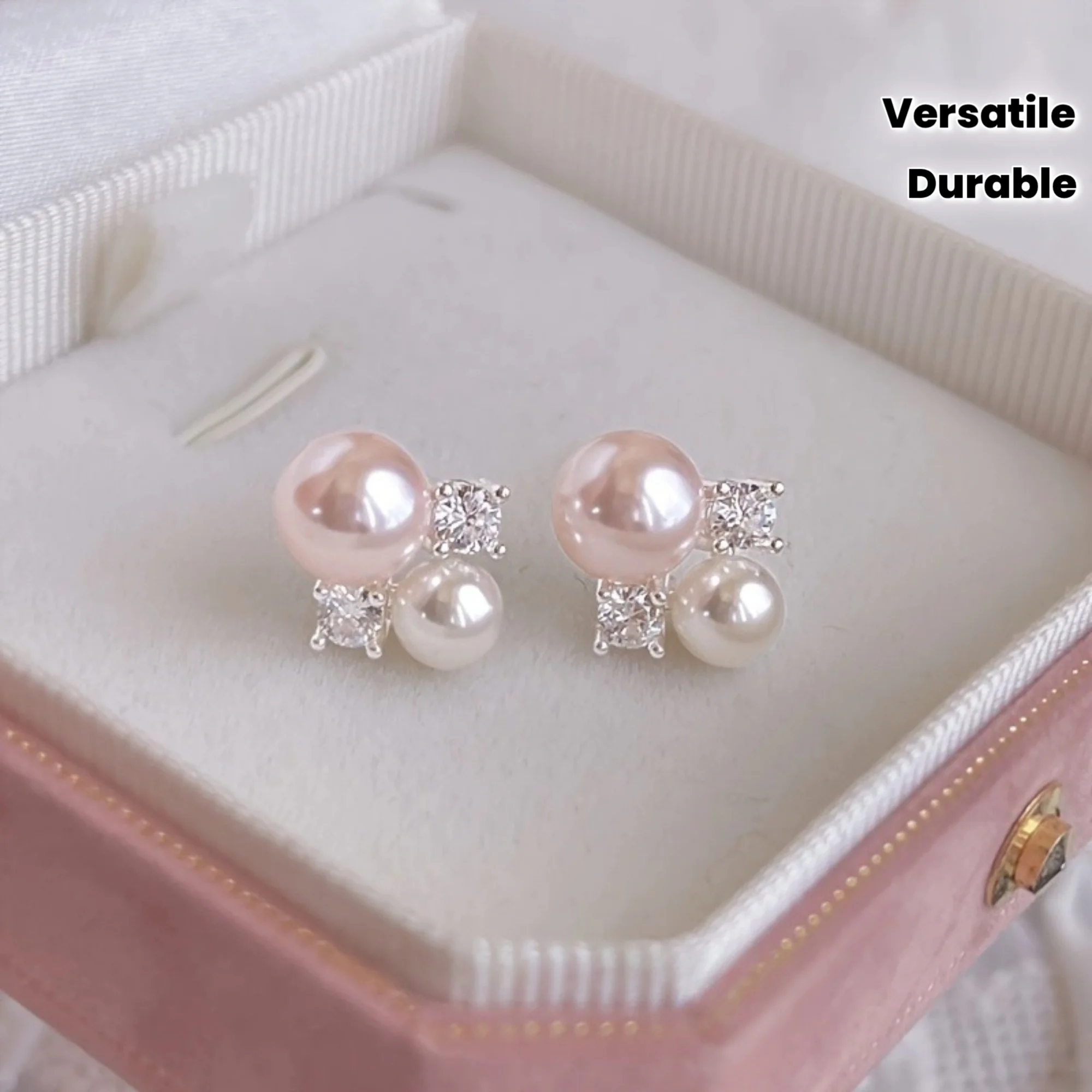 Un par de pendientes de perlas de imitación de color rosa suave, con un delicado brillo rosa pálido, son adecuados para el uso diario y para ocasiones festivas. Son una opción ideal para mujeres, ya sea en aniversarios de boda, cumpleaños, San Valentín o Navidad.