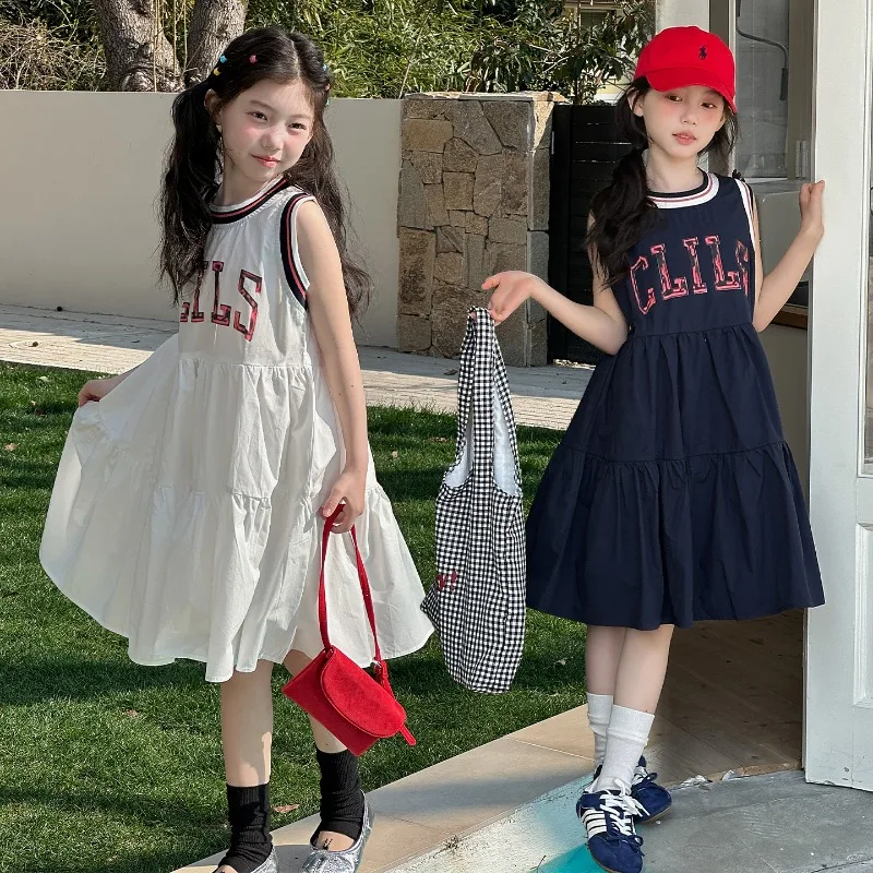 Vestido Infantil Feminino Verão 2026 Novo Estilo Esportivo com Estampa de Letras, Vestido Midi Sem Mangas em Camadas Estilo Basquete, Roupa Infantil para Meninas Descoladas