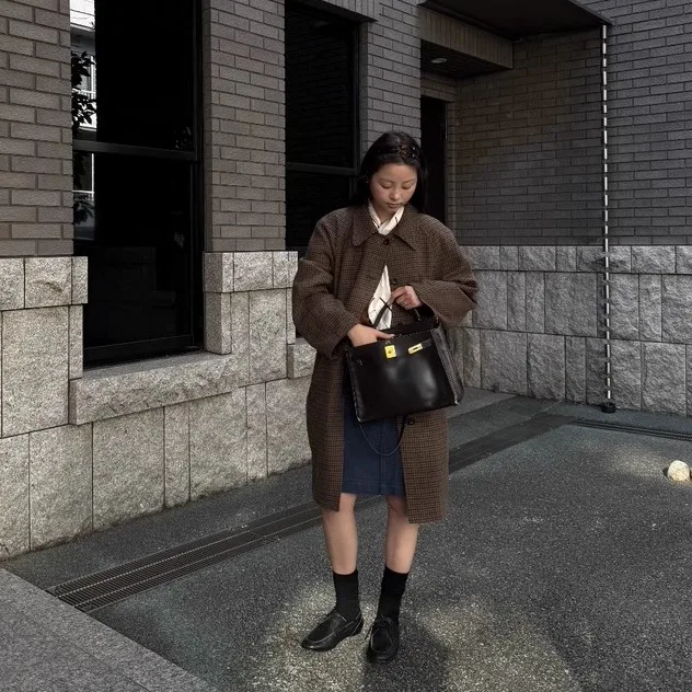 Spódnica damska o kroju litery A, z wysokim stanem, do pracy, elegancka, codzienna, o prostym kroju, w jednolitym kolorze, uniwersalna, model Barnet Eight Milk.