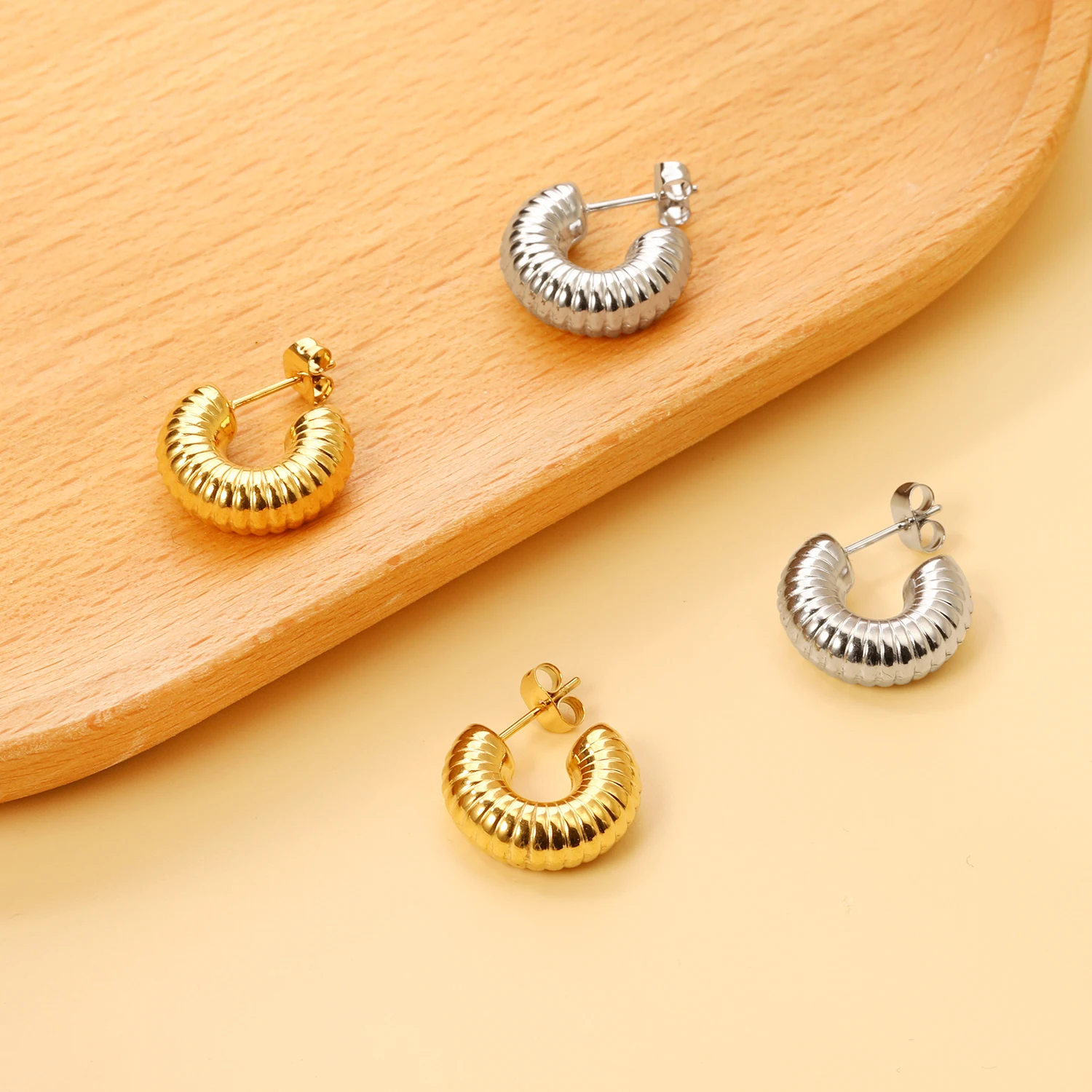 C-förmige gerippte Anhänger-Ohrringe aus Edelstahl für Damen, hochwertiger Vintage-Schmuck, modische und elegante Accessoires