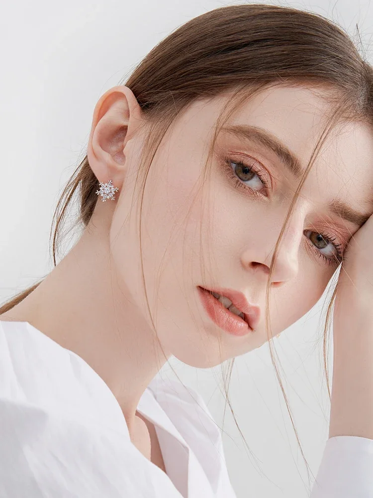 

Delicate snowflake stud earrings women's light luxury temperament high-end earrings