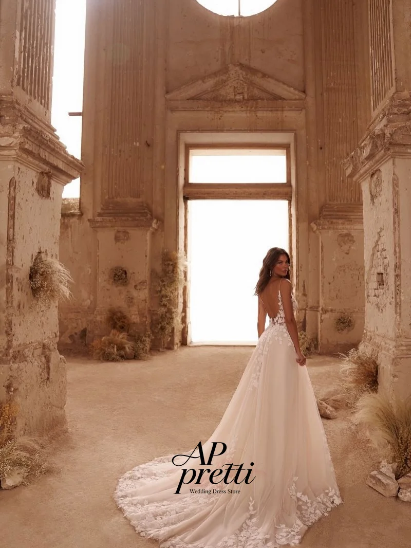 Robe de mariée en tulle et dentelle florale ivoire AP Pretti, col en V, sans manches, personnalisée, coupe trapèze, bretelles spaghetti, traîne balayante