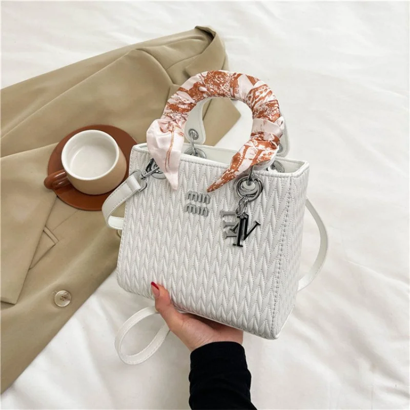 

Fashionable Ladies Hand Bags Made Of Fine Leather Featuring Trendy Paris Vintage Lightweight Daily Look​