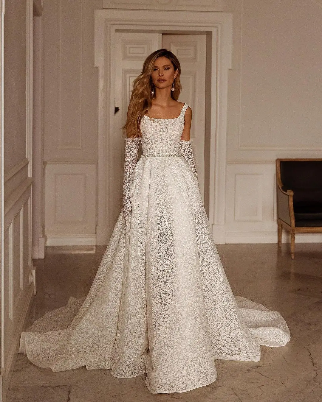 Lovely A-line Wedding Dresses Square Flower Lace Sleeveless Backless Detachable Train Bridal Custom Made Classic Robe De Mariée