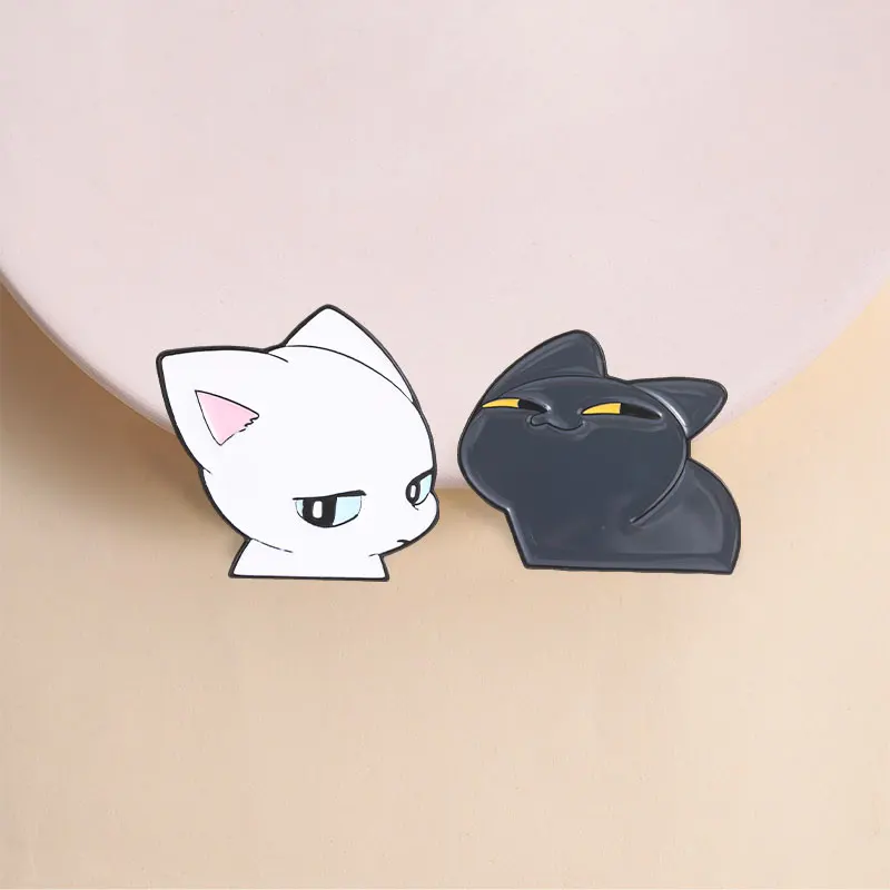 Paar-Katzen-Cartoon-Emaille-Pin: Süße schwarz-weiße Katzen-Brosche mit Strabismus & spähendem Blick für Paare, beste Freunde, Taschen- & Reversdekoration, Geschenk – Detail 4