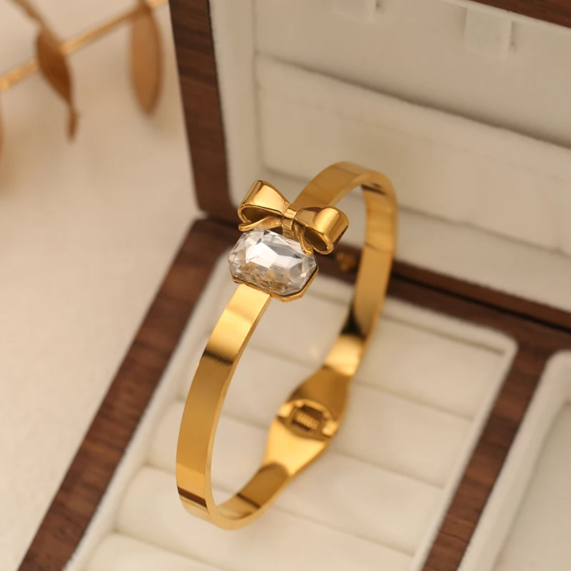 EILIECK Goldener Edelstahl-Schmuckset mit Schleife und Funkelnden Kristallen: Halskette, Armreif, Ohrringe, Ring - Trendiger Schmuck für Frauen als Geschenk – Detail 14