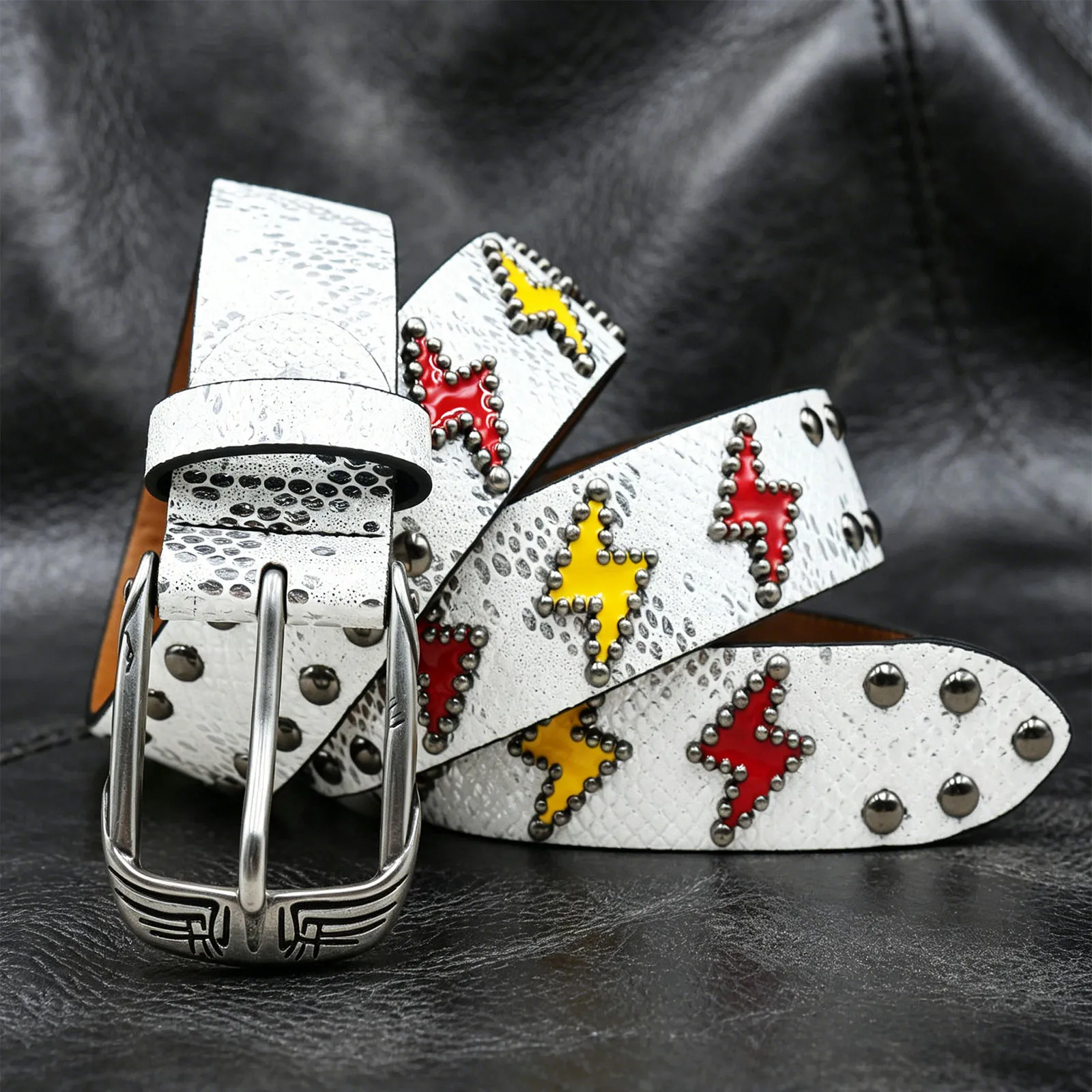 cinto-de-couro-largo-com-textura-croco-creme-rebites-e-tachas-redondas-de-metal-estilo-street-fashion-alternativo