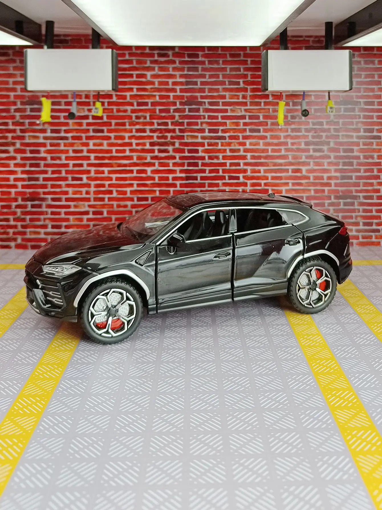 1:24 Lamborghini URUS Bison SUV Alloy Sports Car Model Diecasts Metal Off-road Vehicles Car Model Sound and Light Kids Toys Gift