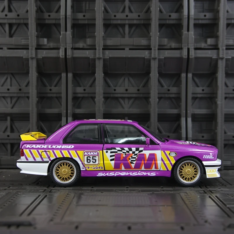 

1:24 BMW M3 alloy racing car model doors and the front hood and trunk door can also be opene rich details, fine workmanship