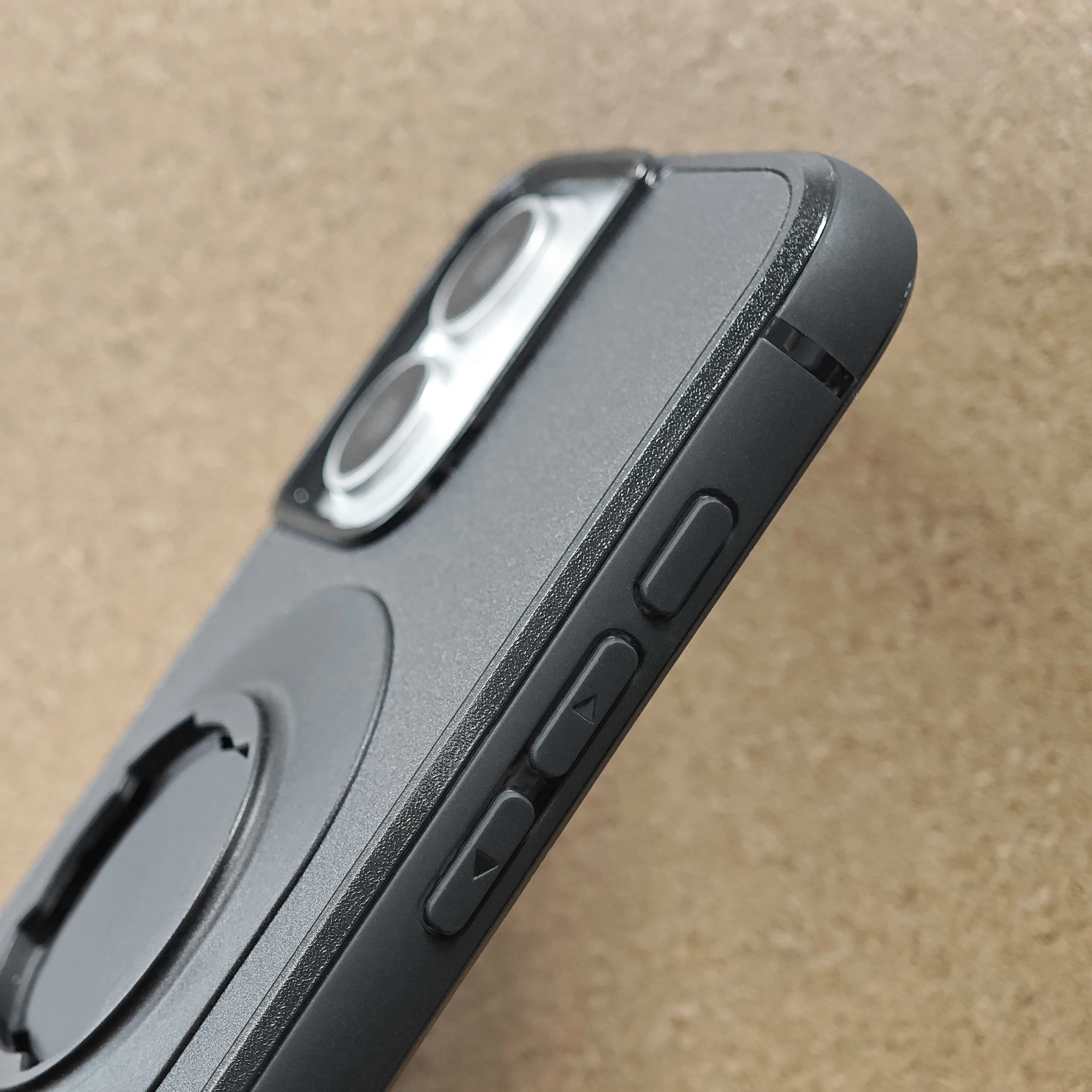 حافظة تثبيت سريعة لهاتف آيفون 17/16/15/14/13/12 Air Pro Max غطاء مغناطيسي مناسب لحامل الدراجة النارية رباعي الطراز مع تصميم قفل