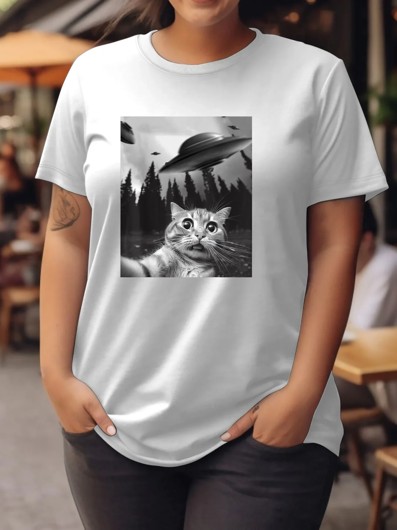 Plus-size women's short-sleeved T-shirt Fun cat with UFO selfie, round neck, casual fashion, L to 5XL sizes