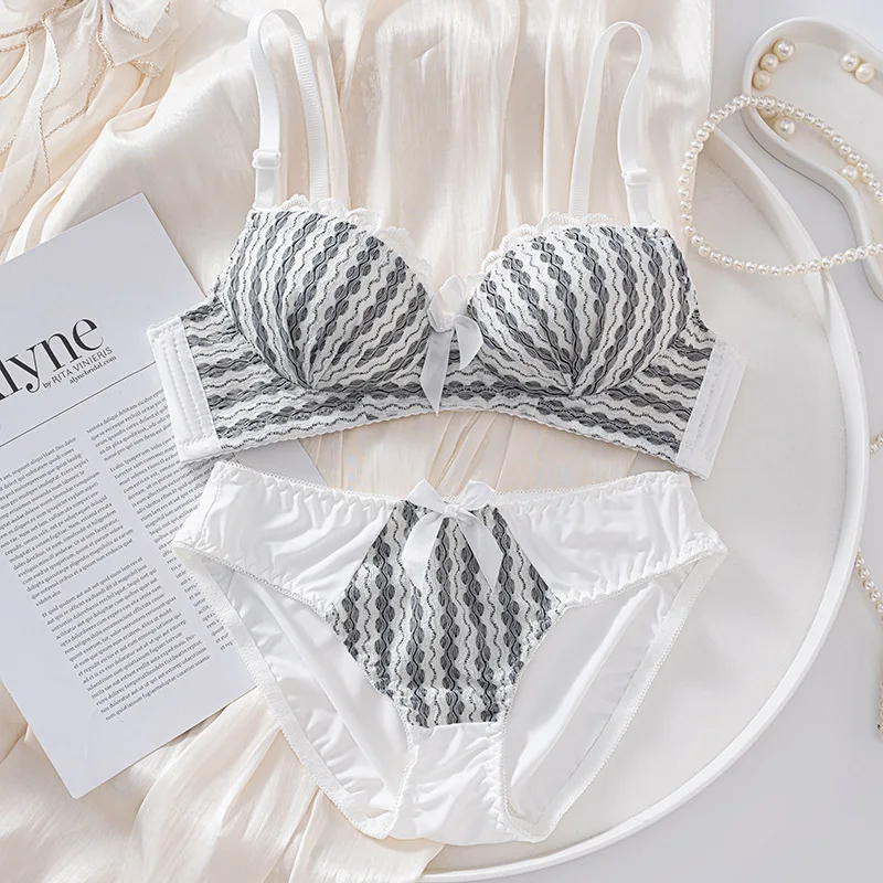Conjunto de sujetador negro de 2 piezas para mujer, ropa interior Sexy coreana con encaje, conjunto de lencería Floral, Sujetador Push Up inalámbrico y conjuntos de bragas