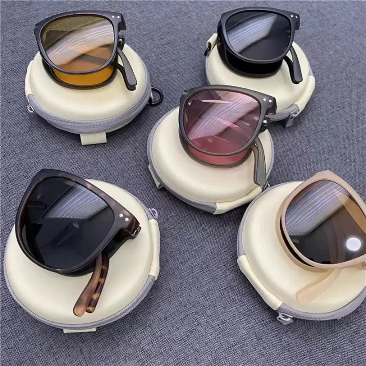 

Foldable Sunglasses with Storage Bag Women Men Fashion Classic Sun Glasses Portable Outdoor Driving Summer Shades Accessory UV40