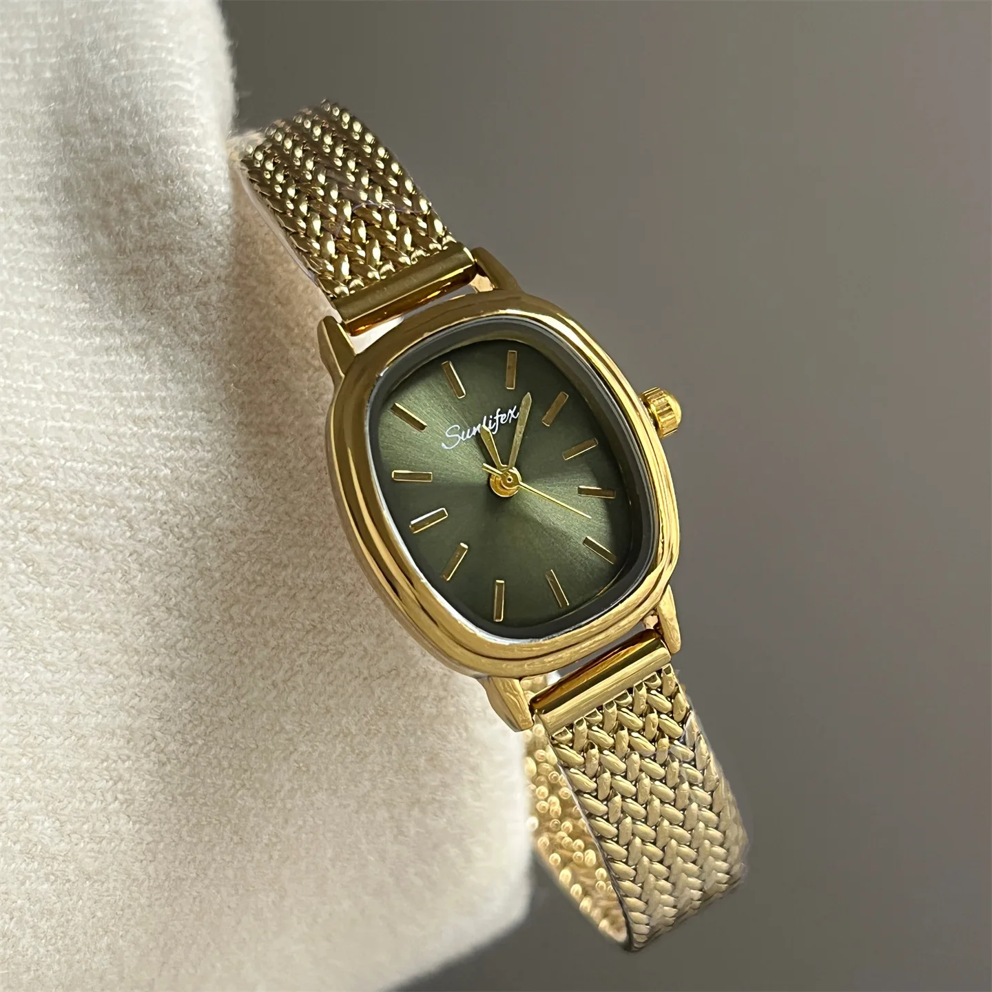 

Oval wheat ear strap women's watch, exquisite and sophisticated, petite and elegant, high-end luxury women's wristwatch.