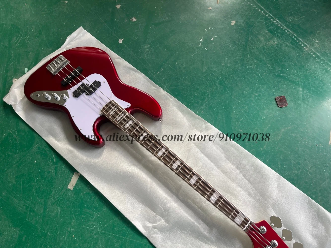 

Metallic red bass, 4-string bass, fixed bridge, solid wood body, rosewood neck, white pickup guard, customizable