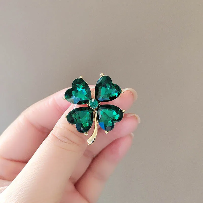 คริสตัลสีเขียวฝัง Lucky Four-Leaf Clover เข็มกลัดผู้หญิงเสื้อสูท Corsage COLLAR PIN