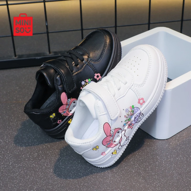 أحذية رياضية للفتيات من Miniso 2025، أحذية منصة بيضاء بحزام فيلكرو لملابس كاجوال كرتونية للأطفال الكبار