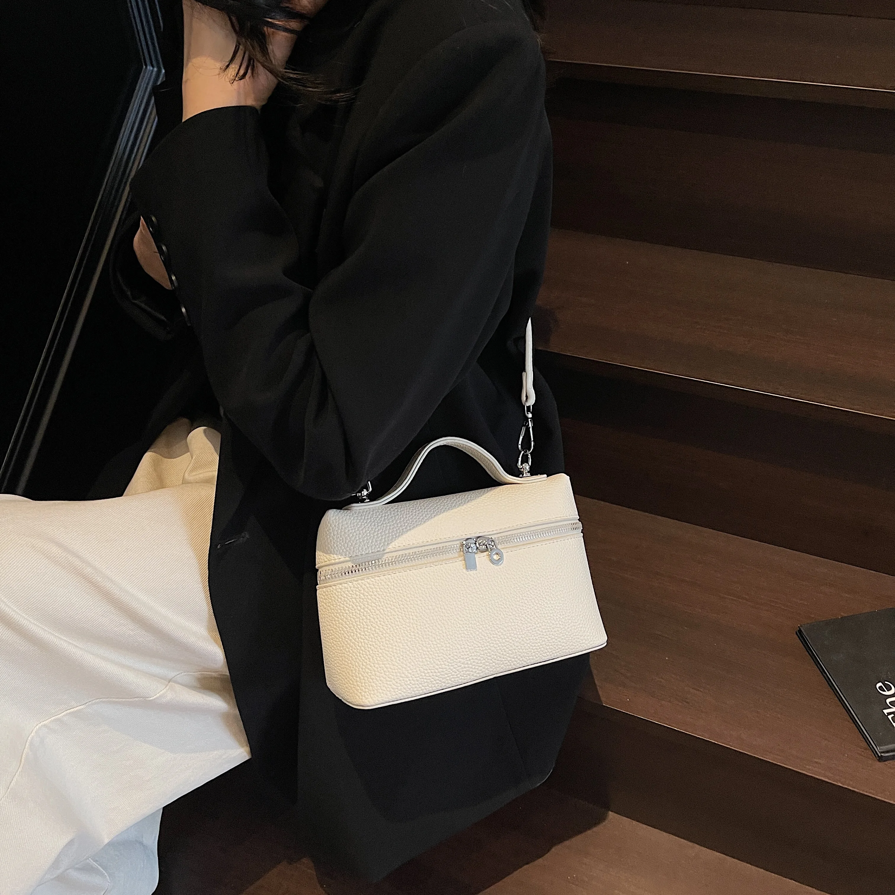 

Famous Designer Women's Leather Handbag Crossbody Shoulder Bag Messenger Tote Classic Elegant Luxury