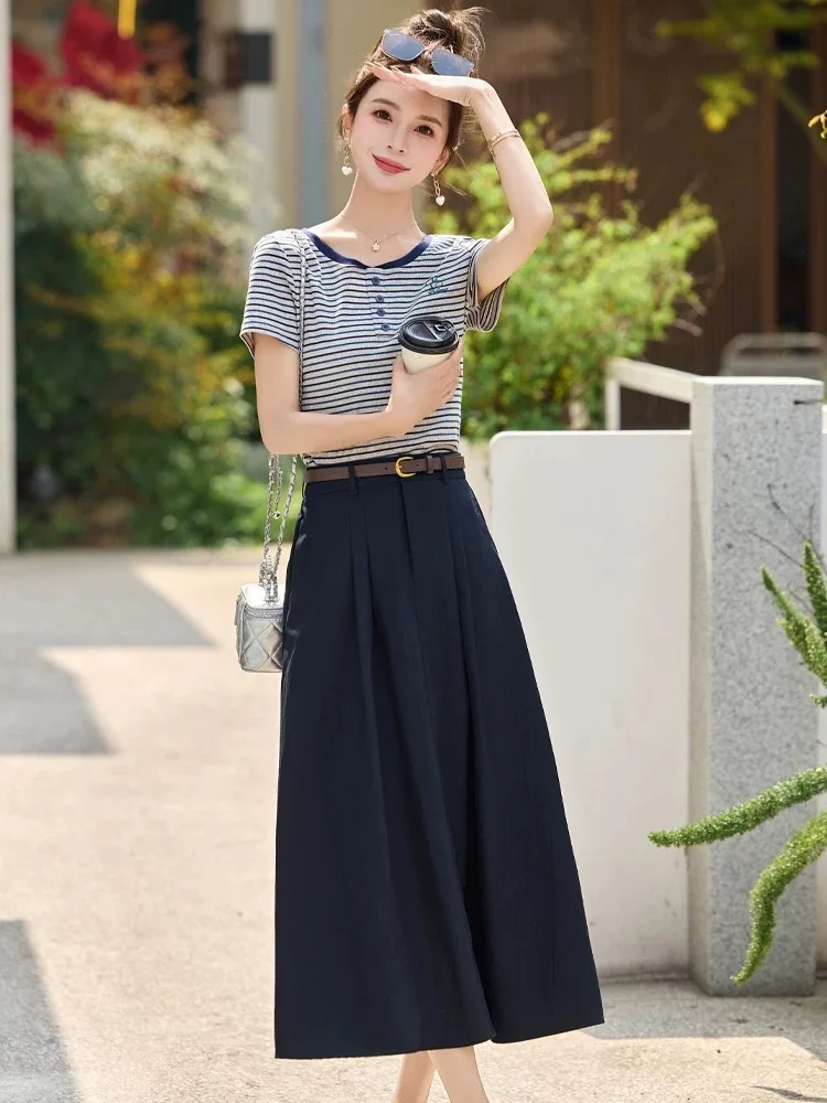 Sommer 2025, modisches, elastisches Design, schlankmachendes, gestricktes Streifen-Top und vielseitiger halber Rock, zweiteiliges Set für den Pendelverkehr für Damen