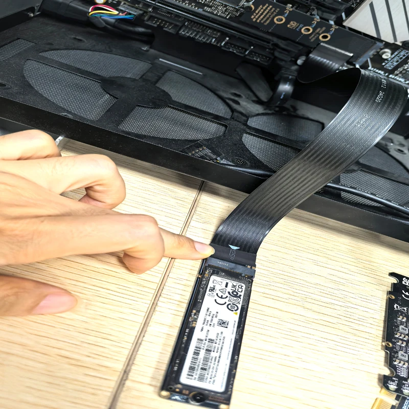 Adattatore PCIe 4.0 X4 A M.2 M Con Cavo Flessibile – Supporto NVMe 2230/2242/2260/2280 E LED Di Stato