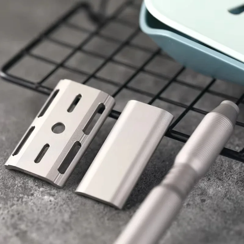 Yaqi Hochwertiger, leichter Rasierer aus Titan / Herren-Rasierseife für tragbare Rasur, Reinigung, Bart und Sauberkeit