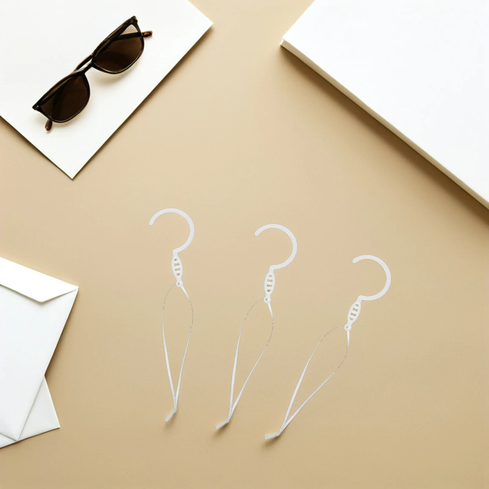 

50Pcs Mosquito Net Hooks White Plastic Lightweight Hanging Clips for Baby Canopy Bed Net Nursery Curtain Holder