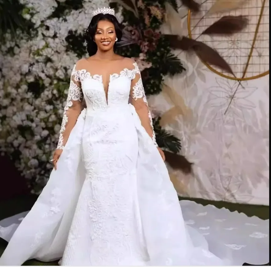 Suknia ślubna z koronkowymi aplikacjami na szyi, z odpinaną spódnicą, model syrena, plus size, dla czarnoskórej panny młodej.