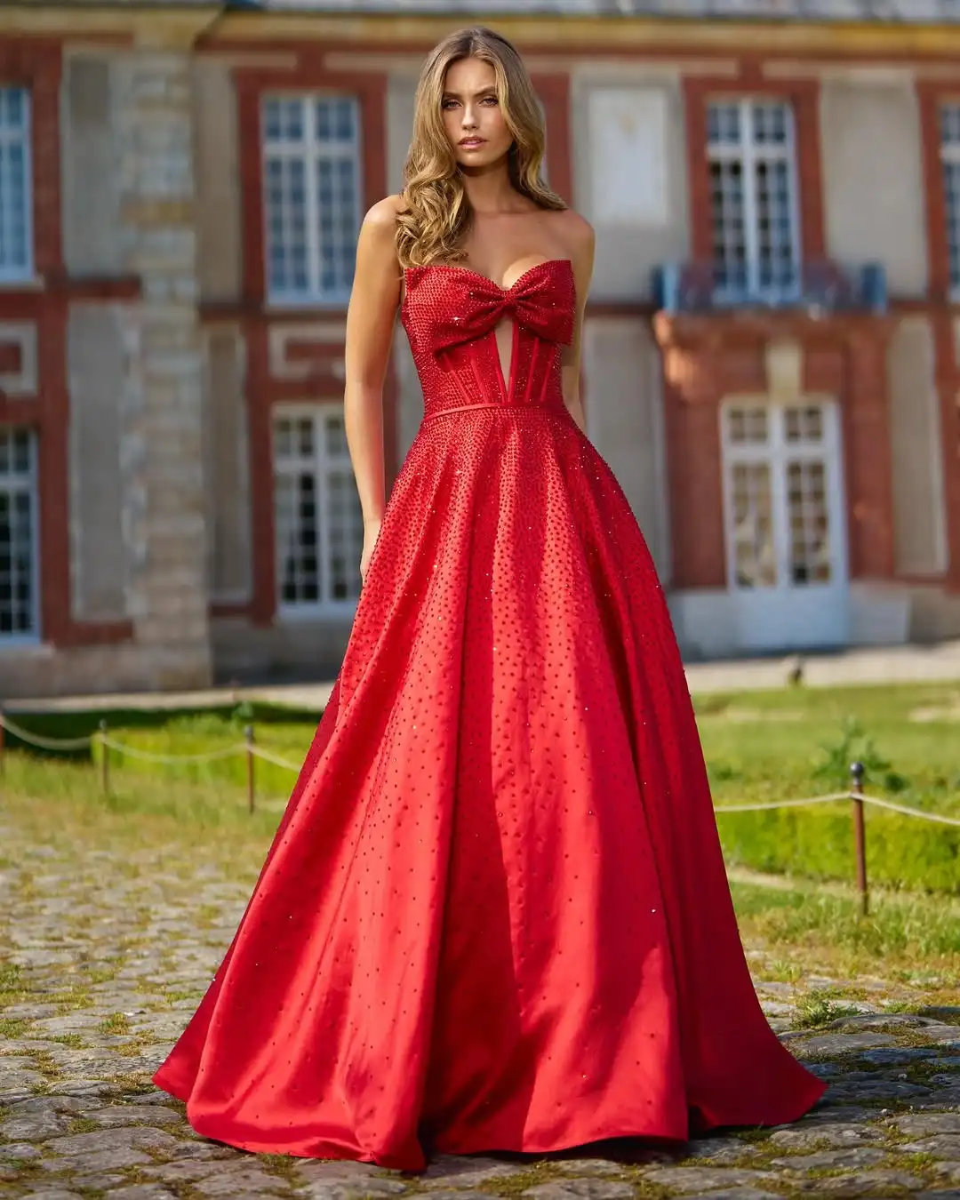 Vestido de noche acampanado de satén rojo dulce, vestido de desfile con cuentas brillantes, vestidos largos drapeados con lazo sin tirantes para banquete de boda, hechos a medida