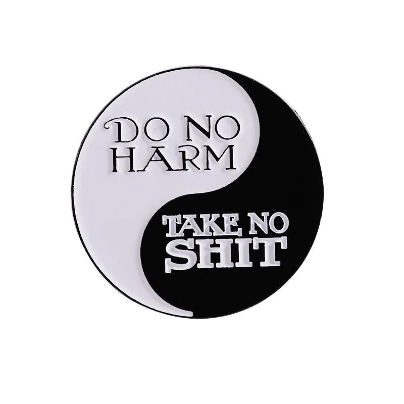 Spilla modello Tai Chi Bagua in bianco e nero, creativa, versatile, con stemma rotondo, lettere parodia, distintivo in metallo, accessori per zaino superiore