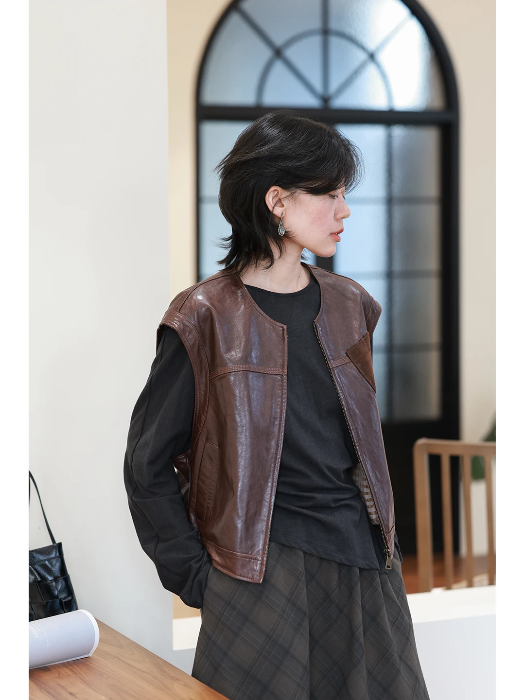 Colete Feminino de Couro Genuíno de Pele de Carneiro Macio Marrom, Ajuste Confortável, Fechamento com Zíper, Sem Marca, Estilo Urbano