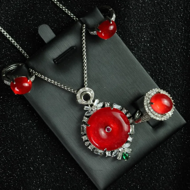 

Classic Ethnic Style Red Three-piece Set