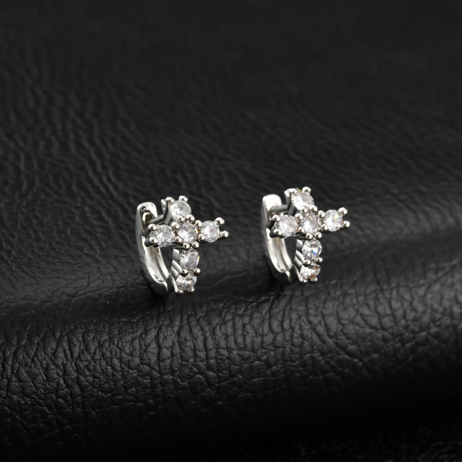 Hip-Hop Kreuz-Huggies-Creolen für Männer, Blaue Kristall-Zirkon-Metall-Creolen, Trendiger Party-Schmuck als Geschenk für Vater und Sohn – Detail 7