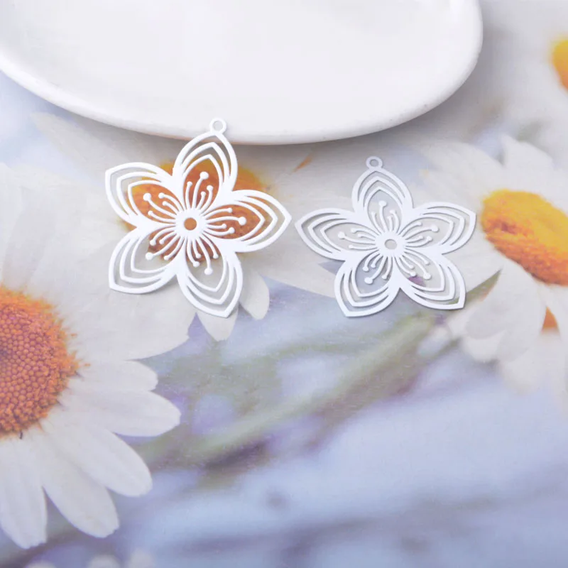 20 Stück AB9237 Messing-Schmuckanhänger in Hellgold mit bemalten Blumen, DIY-Zubehör für Damenohrringe – Detail 10
