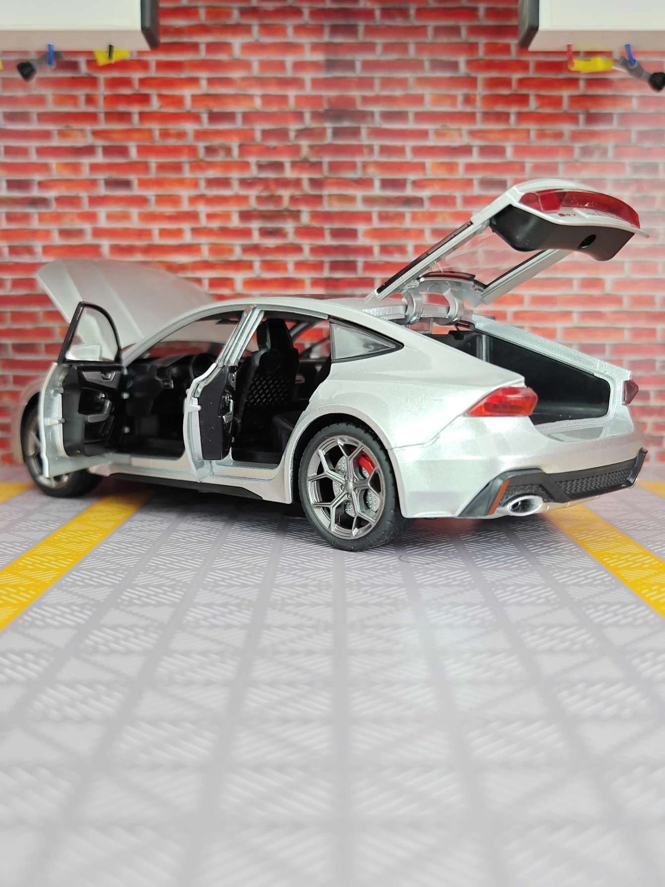 Modelo de coche de aleación RS7 1:24, colección de adornos, regalo acústico-óptico, juguetes para niños, puertas y capó, maletero se puede abrir