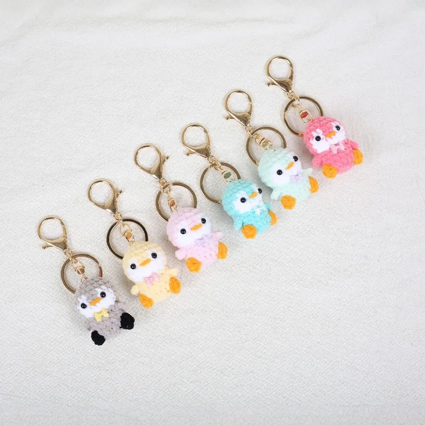 LLavero de pingüino de ganchillo hecho a mano, hilo de lana delicado hecho a mano, estilo femenino, colgante bonito de frijol de azúcar Animal Original hecho a mano