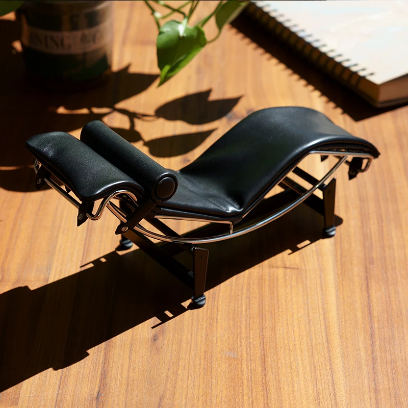 1928 Mini Furniture Museum Hand-made Art Collection Design Ornaments Le Corbusier LC4 Lounge Chair Model