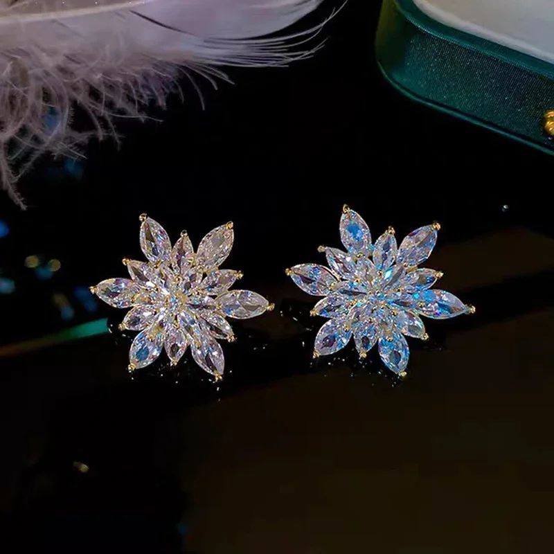 Exquisite Sparkling Crystal Snowflake Stud Earrings for Women Girls Temperament Flowers Rhinestone Earring Fashion Jewelry