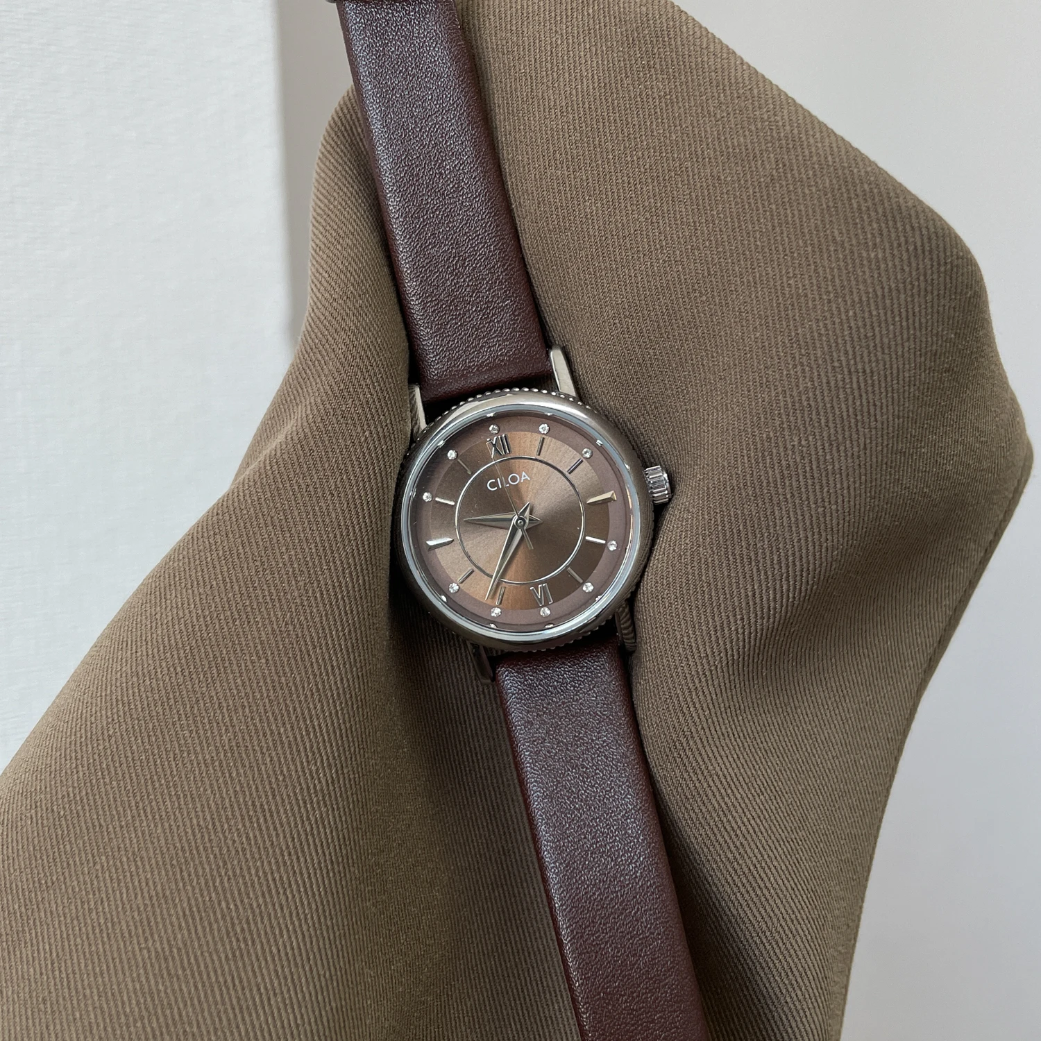 ساعة CILOA مستديرة بمزاج بني أنثى 2025 ماركة جديدة أصلية خفيفة فاخرة هدية موضة ساعة كوارتز مقاومة للماء