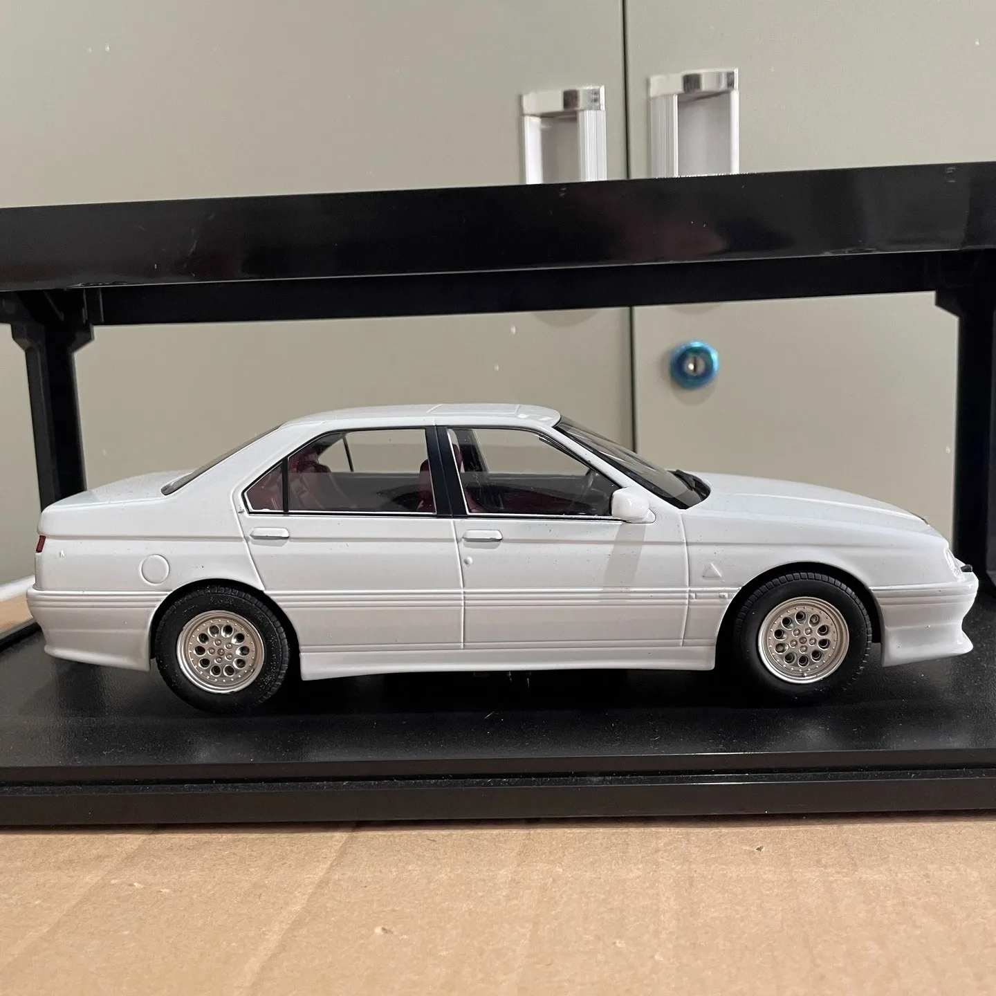 トリプル9 1:18スケール アルファロメオ 164 1994 合金製カーモデル