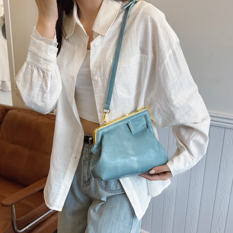 حقيبة هوبو نسائية كاجوال مصنوعة من الجلد الصناعي الناعم وتصميم داخلي واسع وخفيف الوزن ومريح للتسوق والسفر