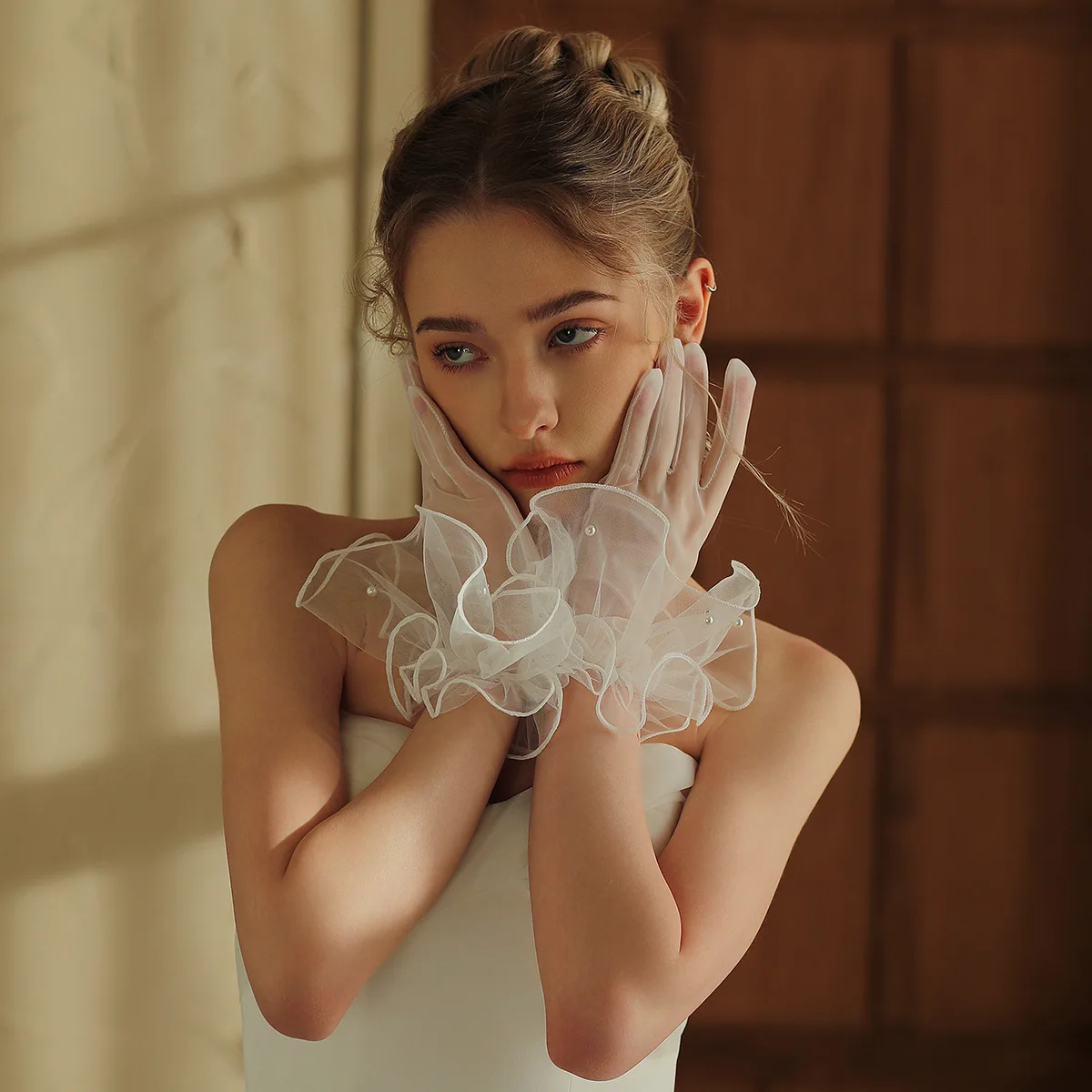 WG142 Elegant Short Bridal Gloves, White Rolled Hem Sheer Tulle Wedding Dress Gloves for Photography