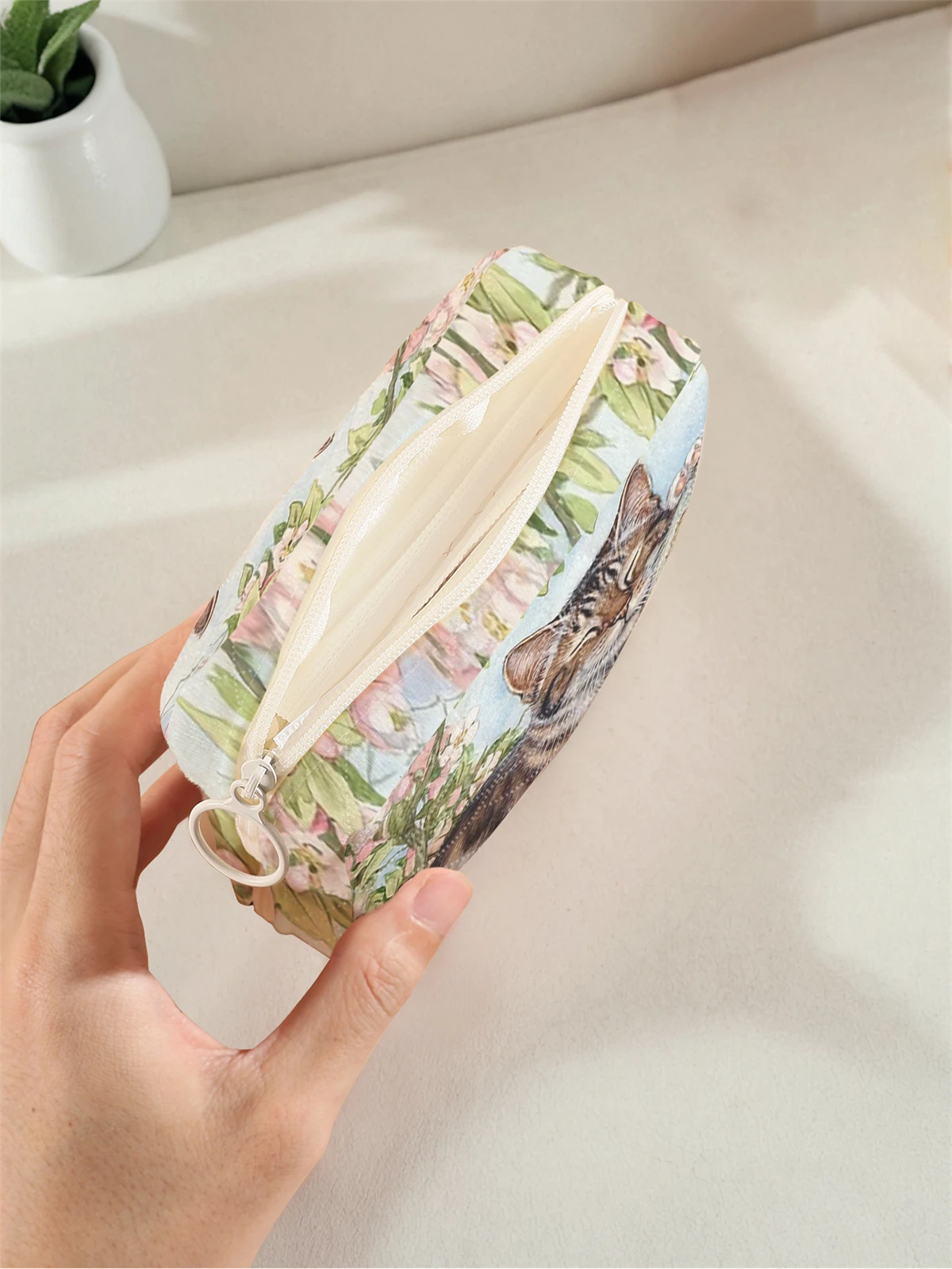 1 portable sanitary napkin storage bag, made of kitten pattern and diamond mesh material, lightweight women's tissue bag image 5