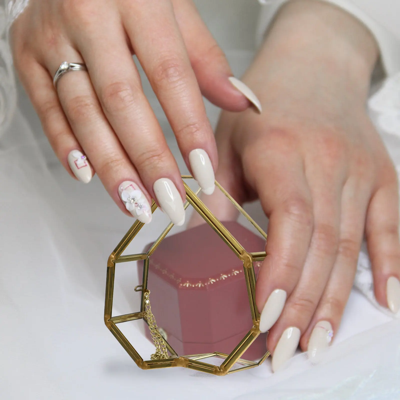 

Золотая латунная шкатулка для украшений в форме сердца, премиум-класса, прозрачная, для демонстрации, органайзер для свадьбы, Дня святого Валентина, подарок для любимой, для женщин